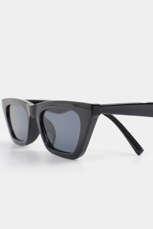 Sleek Black '90s Skinny Sunglasses